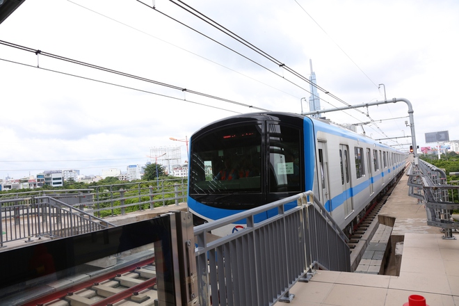 Tàu Metro số 1 TP.HCM lần đầu chạy thử toàn tuyến từ Bến Thành đến Suối Tiên - Ảnh 6.