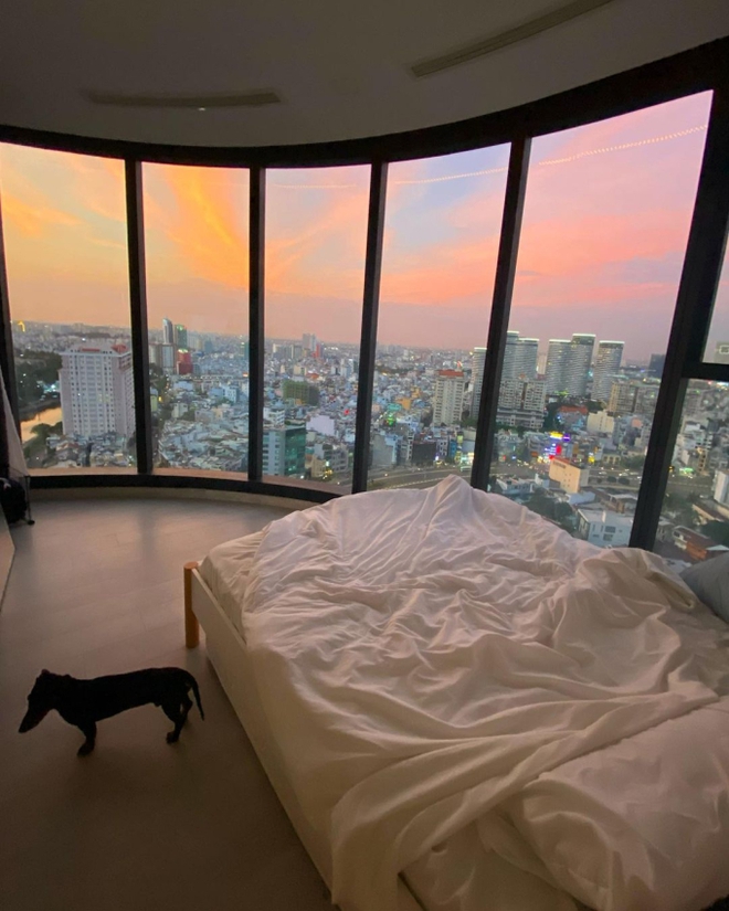 Hơn 94 triệu lượt xem &ldquo;chiếc&rdquo; ph&ograve;ng ngủ tường k&iacute;nh view khủng ngắm Bitexco, danh t&iacute;nh chủ nh&acirc;n g&acirc;y bất ngờ - Ảnh 5.