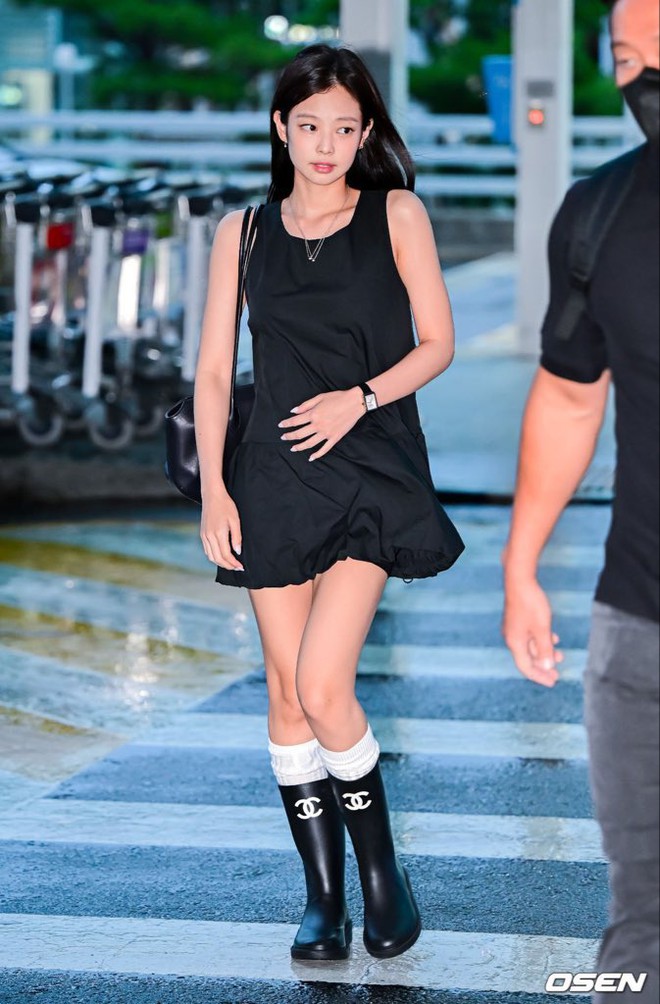 Outfit mùa thu của Jennie toàn đồ trắng đen nhưng biến hóa được theo 3 style - Ảnh 1.