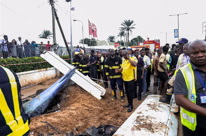 Máy bay đâm sầm xuống đường phố đông đúc, lăn 2 vòng rồi bốc cháy dữ dội ở Nigeria - Ảnh 4.