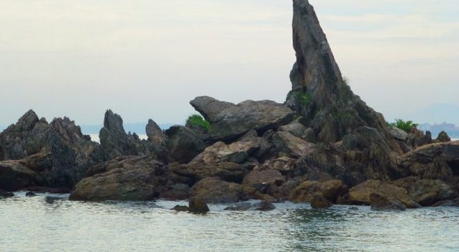Có một hòn đảo với hình dáng như con cóc hướng về biển khơi, từng là nơi ngắm cảnh của vị vua cuối cùng ở Việt Nam - Ảnh 5.