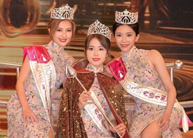 Bản sao IU đăng quang dù bị ghét nhất Hoa hậu Hong Kong (Trung Quốc), 1 người đẹp tỏ thái độ bất mãn ra mặt ngay trên sân khấu? - Ảnh 3.