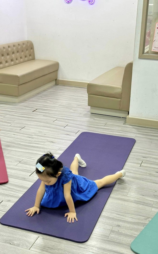 Khoảnh khắc siêu cưng của ái nữ nhà Cường Đô La tập tành yoga, nhìn biểu cảm nghiêm túc mà netizen bật cười - Ảnh 4.