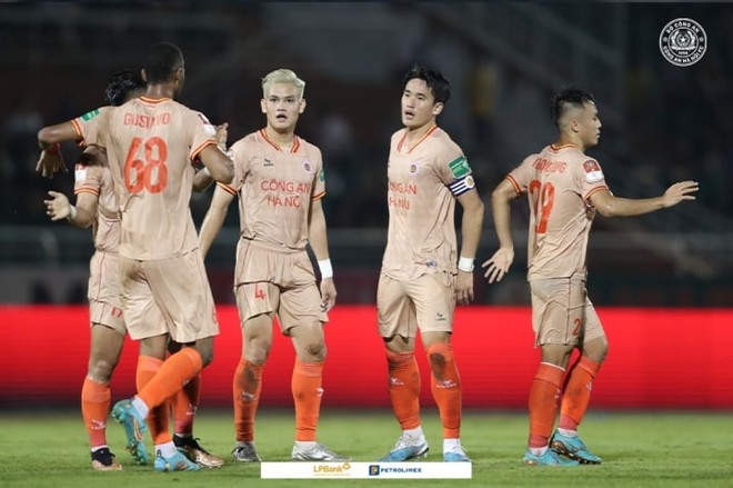 CLB C&ocirc;ng an H&agrave; Nội v&ocirc; địch V-League, cựu tuyển thủ U23 Việt Nam lập k&igrave; t&iacute;ch - Ảnh 1.