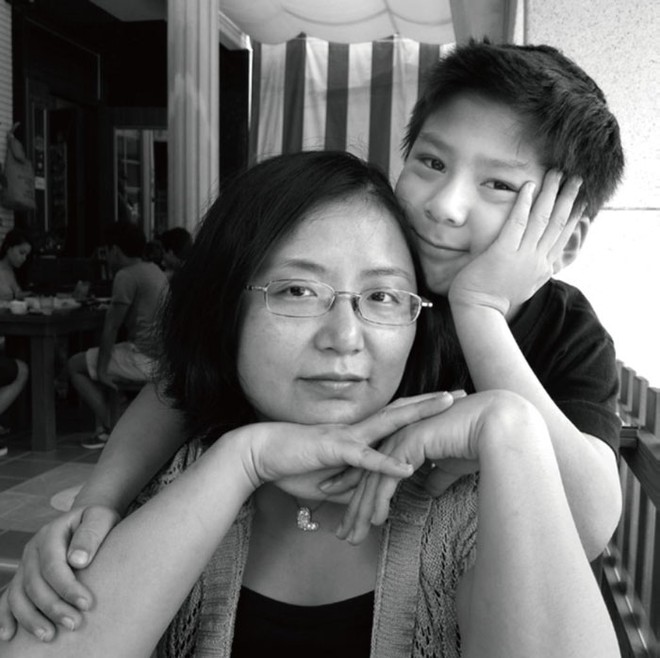 Bà mẹ dành 20 năm chụp ảnh trong ảnh kể hành trình trưởng thành của con trai, bức cuối cùng gây xúc động mãnh liệt - Ảnh 13.