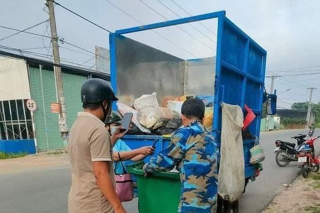Tạm giữ người mẹ vứt bỏ con mới sinh trong th&ugrave;ng r&aacute;c - Ảnh 1.