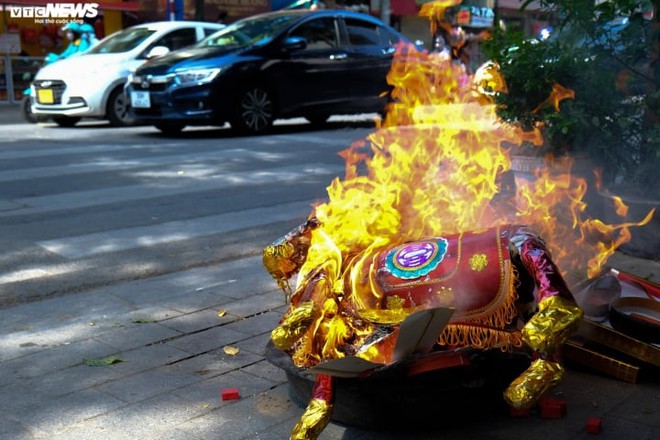 Khói vàng mã mù mịt khắp phố phường Hà Nội trong ngày Rằm tháng 7 - Ảnh 10. Khói vàng mã mù mịt khắp phố phường Hà Nội trong ngày Rằm tháng 7 - Ảnh 10.