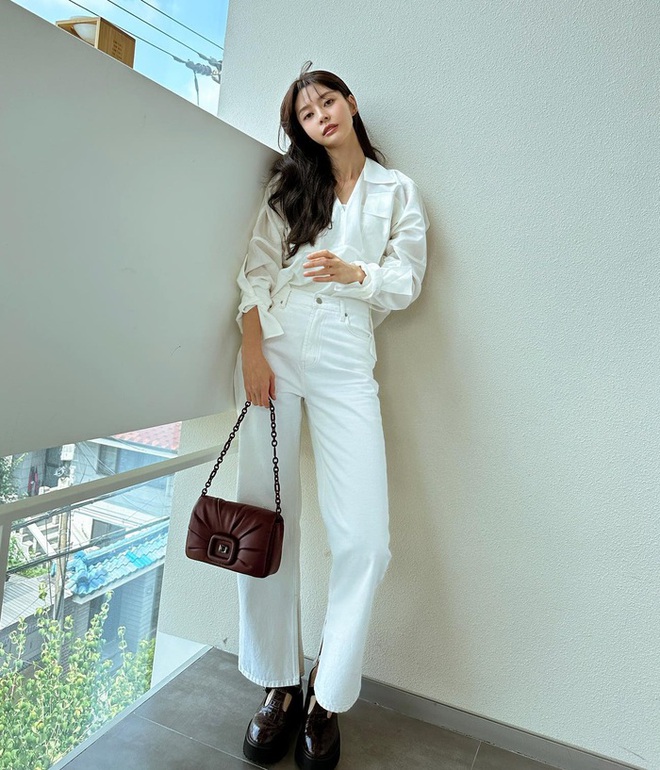 Nữ phụ 32 tuổi của phim Tầng lớp Itaewon gợi ý 10 set đồ trẻ hóa phong cách - Ảnh 1.