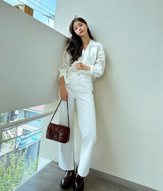 Nữ phụ 32 tuổi của phim Tầng lớp Itaewon gợi &yacute; 10 set đồ trẻ h&oacute;a phong c&aacute;ch - Ảnh 1.