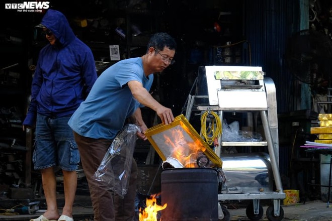 Khói vàng mã mù mịt khắp phố phường Hà Nội trong ngày Rằm tháng 7 - Ảnh 1. Khói vàng mã mù mịt khắp phố phường Hà Nội trong ngày Rằm tháng 7 - Ảnh 1.