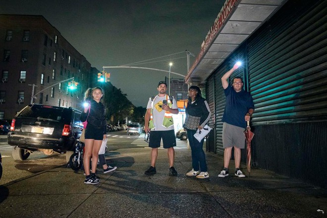 Kh&aacute;ch du lịch đổ x&ocirc; đến th&agrave;nh phố xa hoa nhất thế giới để xem linh vật mang danh kẻ ph&aacute; hoại - Ảnh 4.