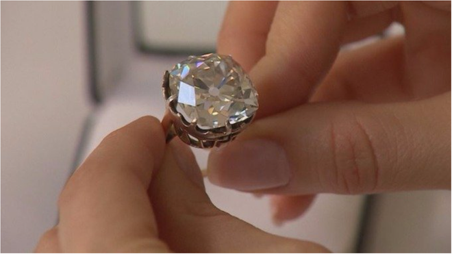 Đeo chiếc nhẫn vào cửa hàng trang sức, cô gái bất ngờ nhận tin tài sản của mình tăng 20 tỷ - Ảnh 1.
