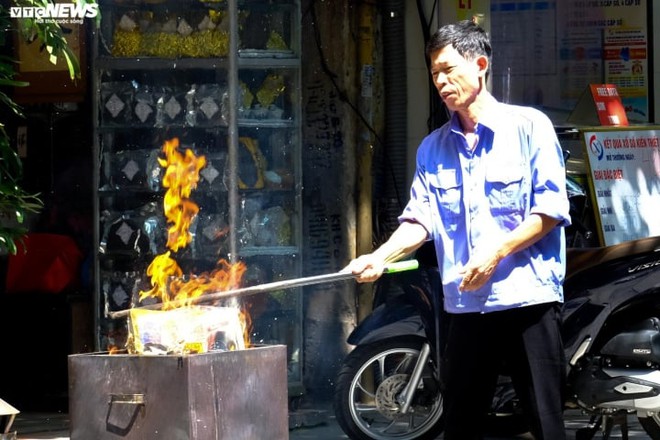 Khói vàng mã mù mịt khắp phố phường Hà Nội trong ngày Rằm tháng 7 - Ảnh 8. Khói vàng mã mù mịt khắp phố phường Hà Nội trong ngày Rằm tháng 7 - Ảnh 8.