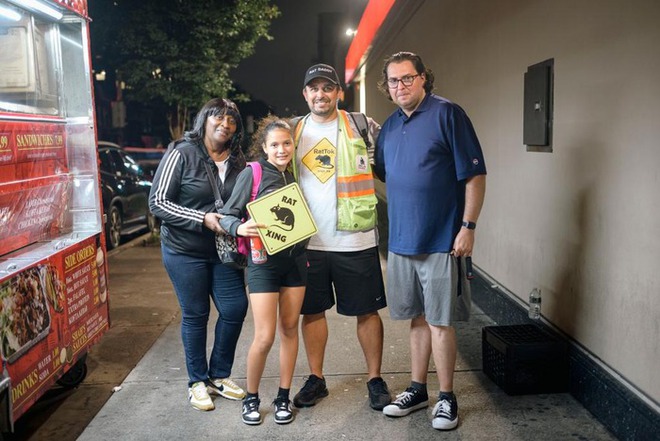 Kh&aacute;ch du lịch đổ x&ocirc; đến th&agrave;nh phố xa hoa nhất thế giới để xem linh vật mang danh kẻ ph&aacute; hoại - Ảnh 3.