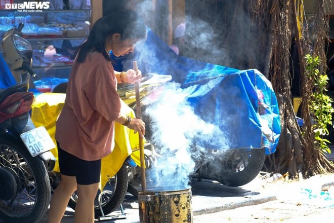 Khói vàng mã mù mịt khắp phố phường Hà Nội trong ngày Rằm tháng 7 - Ảnh 7. Khói vàng mã mù mịt khắp phố phường Hà Nội trong ngày Rằm tháng 7 - Ảnh 7.