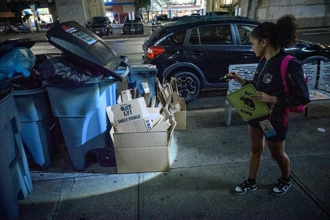 Kh&aacute;ch du lịch đổ x&ocirc; đến th&agrave;nh phố xa hoa nhất thế giới để xem linh vật mang danh kẻ ph&aacute; hoại - Ảnh 2.