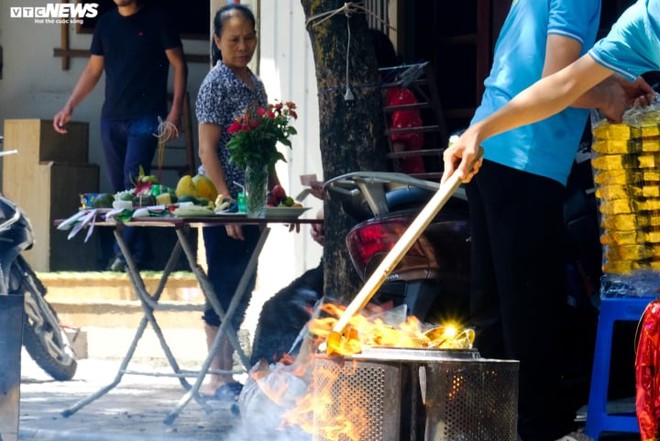 Khói vàng mã mù mịt khắp phố phường Hà Nội trong ngày Rằm tháng 7 - Ảnh 6. Khói vàng mã mù mịt khắp phố phường Hà Nội trong ngày Rằm tháng 7 - Ảnh 6.