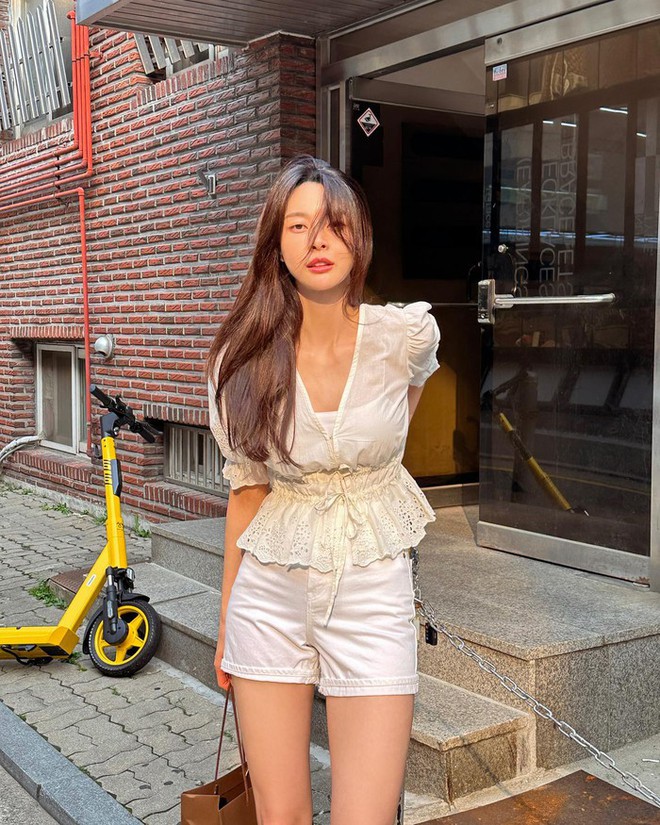 Nữ phụ 32 tuổi của phim Tầng lớp Itaewon gợi &yacute; 10 set đồ trẻ h&oacute;a phong c&aacute;ch - Ảnh 4.