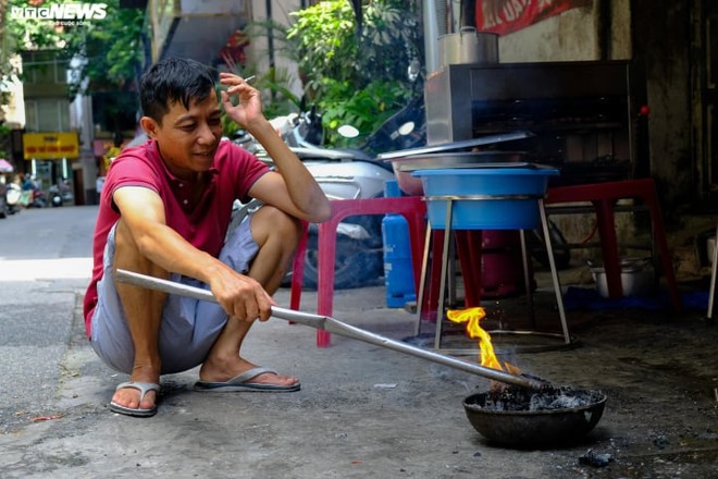 Khói vàng mã mù mịt khắp phố phường Hà Nội trong ngày Rằm tháng 7 - Ảnh 4. Khói vàng mã mù mịt khắp phố phường Hà Nội trong ngày Rằm tháng 7 - Ảnh 4.