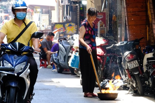 Khói vàng mã mù mịt khắp phố phường Hà Nội trong ngày Rằm tháng 7 - Ảnh 3. Khói vàng mã mù mịt khắp phố phường Hà Nội trong ngày Rằm tháng 7 - Ảnh 3.
