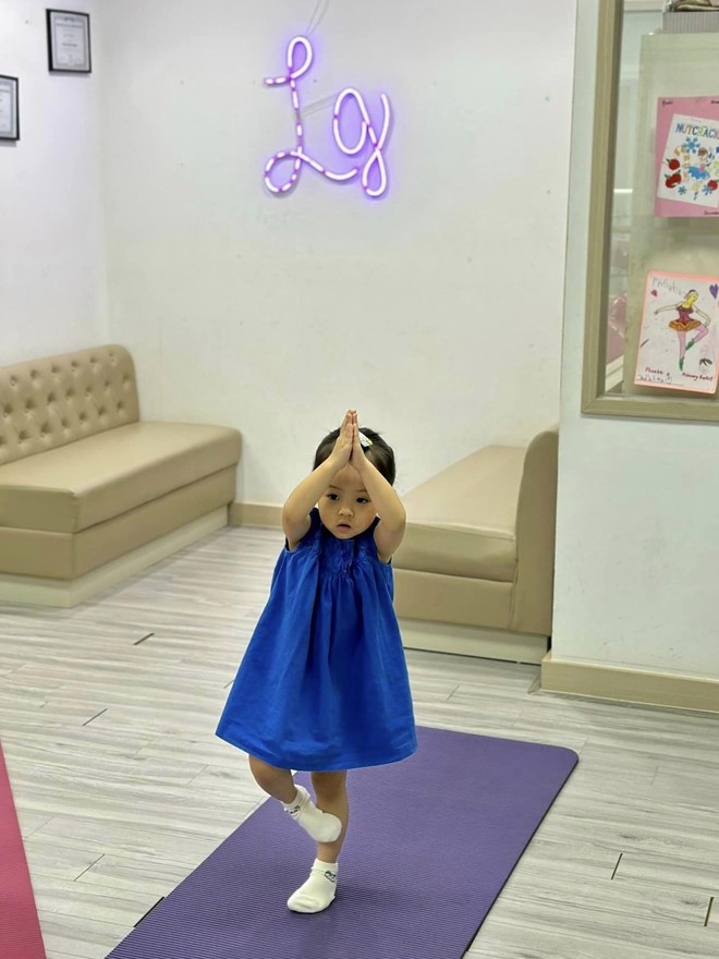Khoảnh khắc siêu cưng của ái nữ nhà Cường Đô La tập tành yoga, nhìn biểu cảm nghiêm túc mà netizen bật cười - Ảnh 2.