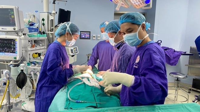 Ti&ecirc;m filler l&agrave;m đẹp, mặt c&ocirc; g&aacute;i bị mưng mủ nhập viện - Ảnh 1.