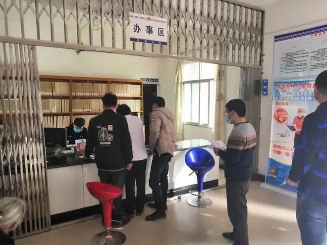 Tự hào vì con trai thi đại học điểm cao, bà mẹ sụp đổ trước cuộc gọi của cảnh sát: Thằng bé không thể làm chuyện xấu hổ như vậy! - Ảnh 3.