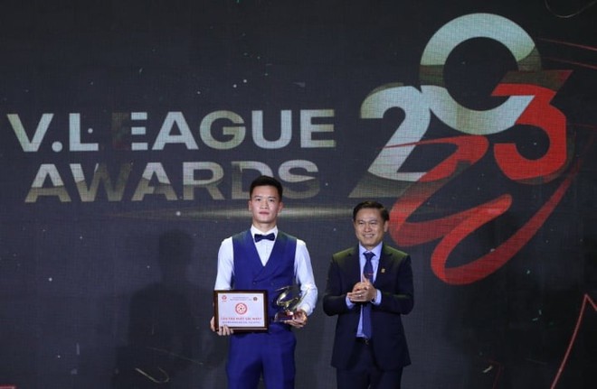 Hoàng Đức giành danh hiệu cầu thủ xuất sắc nhất V-League 2023 - Ảnh 1.