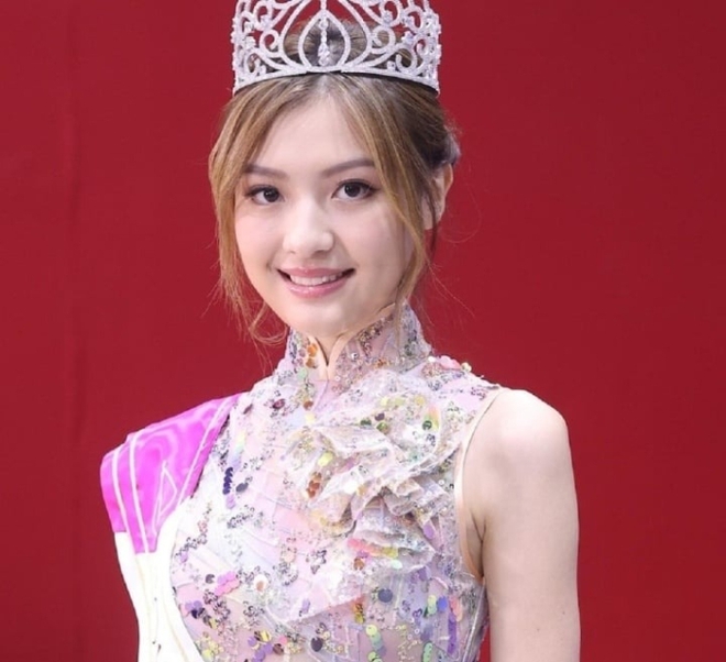 &Aacute; hậu bị đ&ograve;i tước vương miện sau 3 ng&agrave;y đăng quang, bật kh&oacute;c v&igrave; b&ecirc; bối lừa đảo 31 tỷ đồng của cha mẹ - Ảnh 5.
