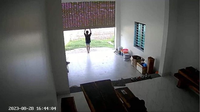 Clip thương t&acirc;m về một b&eacute; g&aacute;i bị cửa cuốn đ&egrave; tử vong: Ch&iacute;nh quyền x&aacute;c nhận sự việc - Ảnh 1.