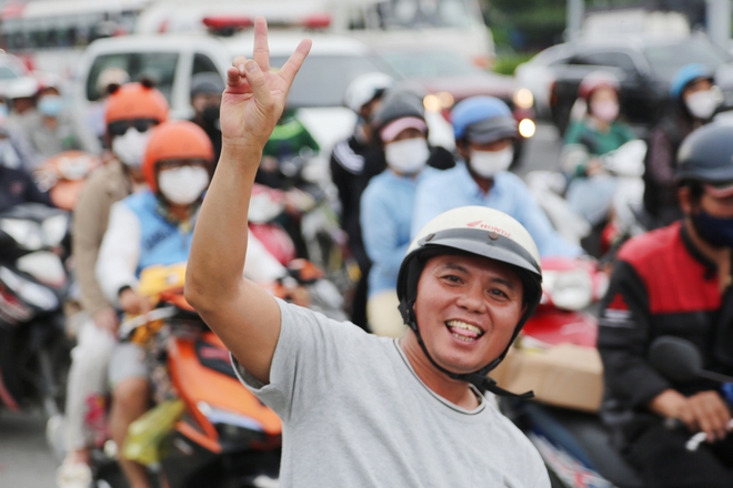 TP.HCM: Hàng nghìn phương tiện nối đuôi nhau rời thành phố, người dân mệt mỏi vì cảnh kẹt xe kéo dài - Ảnh 8.