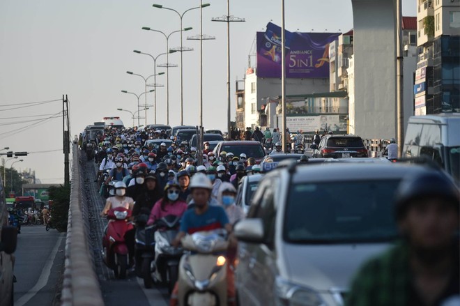 Người dân thủ đô nhích từng chút trên đường trong ngày làm việc cuối cùng trước kỳ nghỉ lễ 2/9 - Ảnh 3.