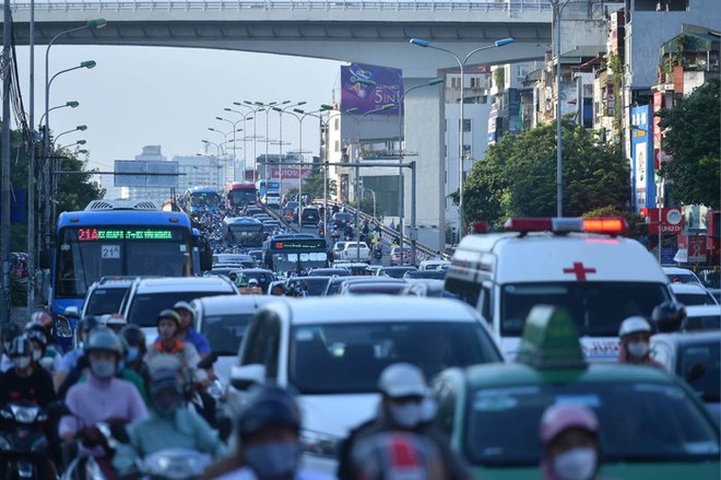 Người dân thủ đô nhích từng chút trên đường trong ngày làm việc cuối cùng trước kỳ nghỉ lễ 2/9 - Ảnh 1.