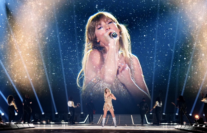 Eras Tour của Taylor Swift là chuyến lưu diễn lớn nhất lịch sử nhân loại - Ảnh 3.