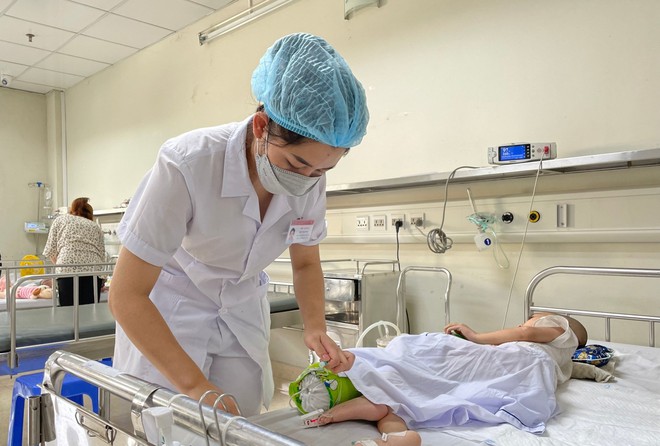 Nỗi tủi hổ sau tấm &aacute;o blouse trắng, l&agrave;m b&aacute;c sĩ nhưng lương kh&ocirc;ng đủ nu&ocirc;i ba mẹ - Ảnh 1.