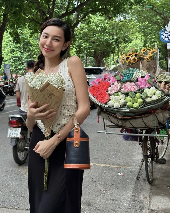 Th&ugrave;y Ti&ecirc;n, Tiểu Vy v&agrave; c&aacute;c n&agrave;ng Hậu bắt trend chụp ảnh m&ugrave;a thu H&agrave; Nội, nhan sắc đời thường tr&ocirc;ng ra sao? - Ảnh 6.