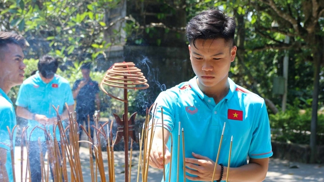 U23 Việt Nam dâng hương tưởng niệm các Vua Hùng trước ngày thi đấu giải châu Á - Ảnh 5.