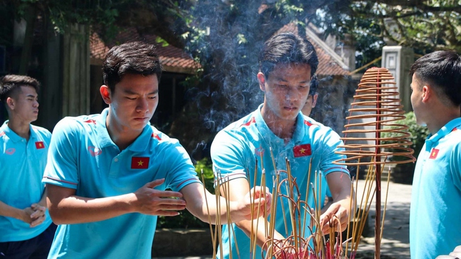 U23 Việt Nam dâng hương tưởng niệm các Vua Hùng trước ngày thi đấu giải châu Á - Ảnh 4.