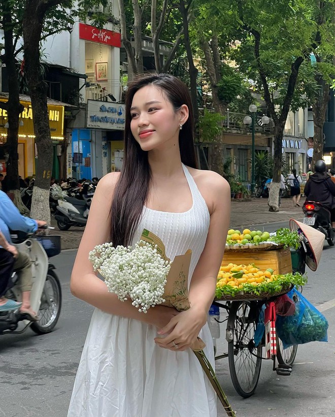 Th&ugrave;y Ti&ecirc;n, Tiểu Vy v&agrave; c&aacute;c n&agrave;ng Hậu bắt trend chụp ảnh m&ugrave;a thu H&agrave; Nội, nhan sắc đời thường tr&ocirc;ng ra sao? - Ảnh 4.