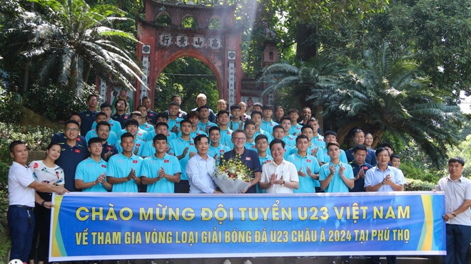 U23 Việt Nam dâng hương tưởng niệm các Vua Hùng trước ngày thi đấu giải châu Á - Ảnh 3.