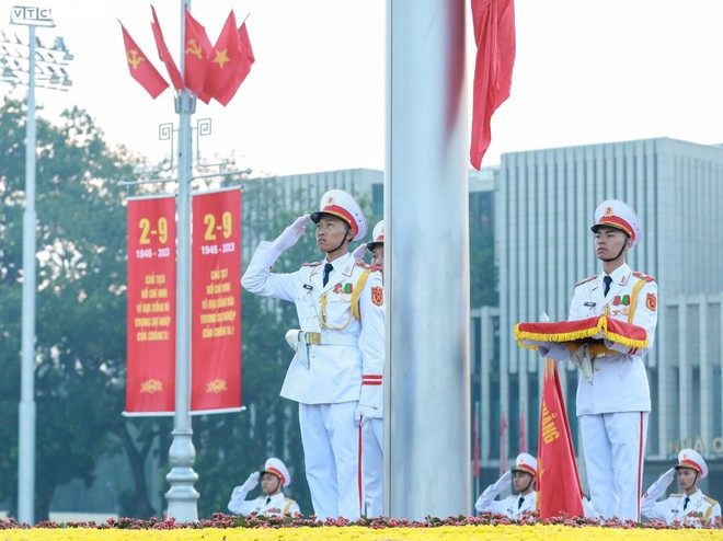 Thiêng liêng nghi lễ thượng cờ mừng Quốc khánh 2/9 trên Quảng trường Ba Đình - Ảnh 14.