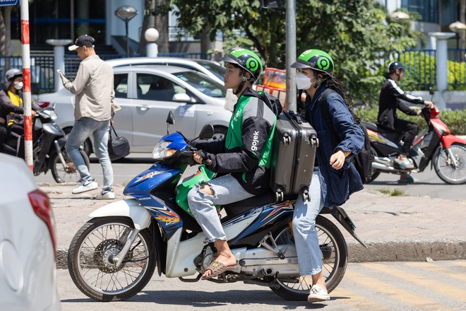 Chùm ảnh: Sinh viên bắt xe ôm công nghệ, vội vàng ra bến xe để kịp về quê dịp 2/9 - Ảnh 5.