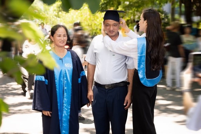 Hoa hậu Đỗ Thị Hà đội mũ cử nhân cho bố trong ngày tốt nghiệp Đại học - Ảnh 3.
