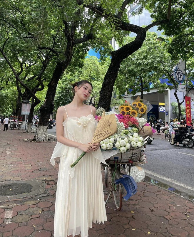 Th&ugrave;y Ti&ecirc;n, Tiểu Vy v&agrave; c&aacute;c n&agrave;ng Hậu bắt trend chụp ảnh m&ugrave;a thu H&agrave; Nội, nhan sắc đời thường tr&ocirc;ng ra sao? - Ảnh 2.
