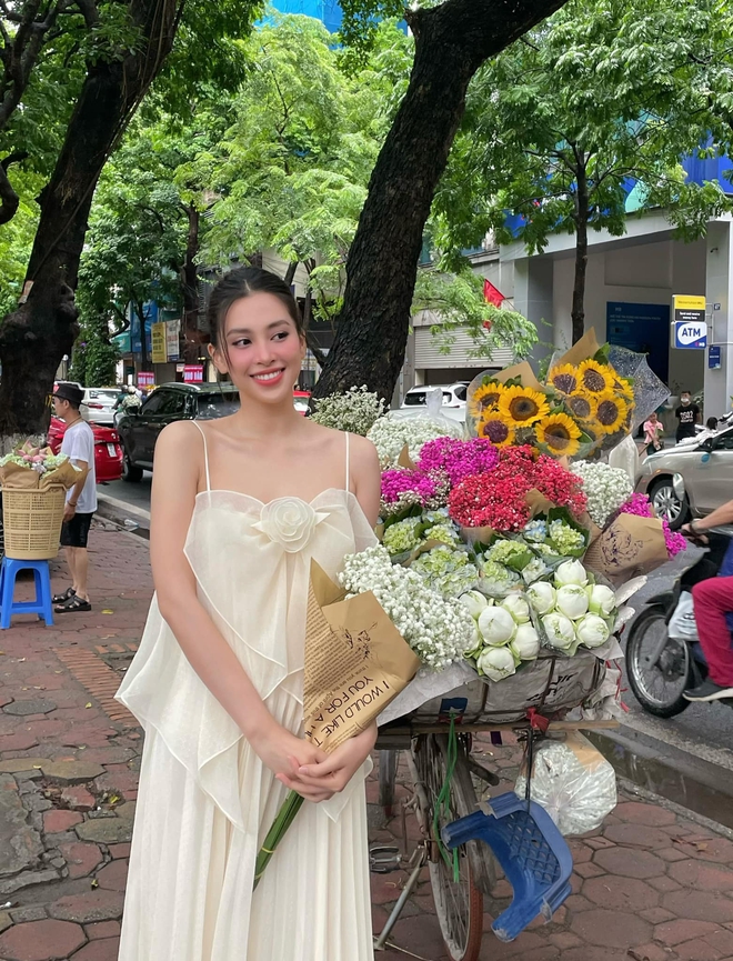 Th&ugrave;y Ti&ecirc;n, Tiểu Vy v&agrave; c&aacute;c n&agrave;ng Hậu bắt trend chụp ảnh m&ugrave;a thu H&agrave; Nội, nhan sắc đời thường tr&ocirc;ng ra sao? - Ảnh 1.