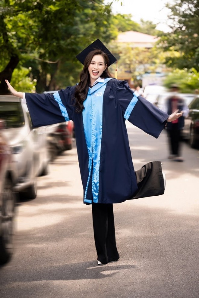 Hoa hậu Đỗ Thị Hà đội mũ cử nhân cho bố trong ngày tốt nghiệp Đại học - Ảnh 1.