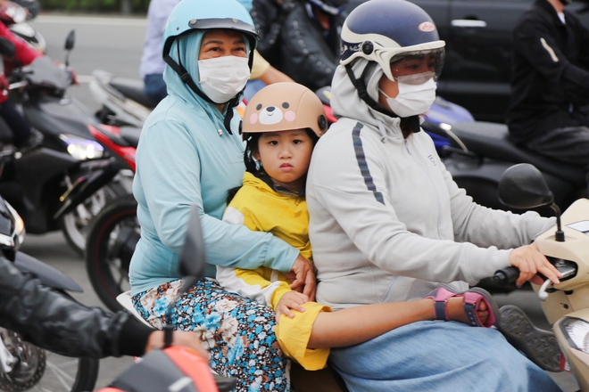 TP.HCM: Hàng nghìn phương tiện nối đuôi nhau rời thành phố, người dân mệt mỏi vì cảnh kẹt xe kéo dài - Ảnh 6.