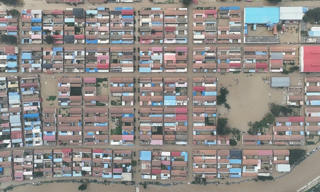 Trung Quốc: Trận lũ hung dữ nước dâng chạm mái nhà, người dân phải ôm thùng xốp trôi nổi 5 giờ liền - Ảnh 1.