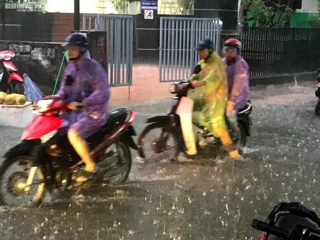 Cảnh b&aacute;o ngập lụt khu vực nội th&agrave;nh H&agrave; Nội ng&agrave;y 4/8 - Ảnh 1.