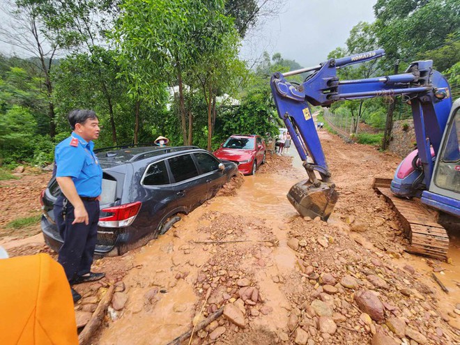Cận cảnh giải cứu h&agrave;ng loạt &ocirc;t&ocirc; bị v&ugrave;i lấp ở nơi nhiều vi phạm trật tự x&acirc;y dựng - Ảnh 9.